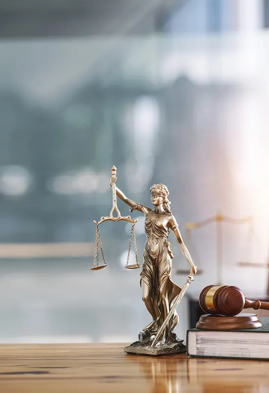 Escultura de la justicia en sala moderna